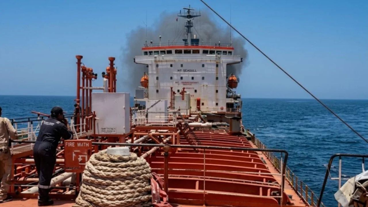 Oman Oil Tanker Fire : ओमान किनाऱ्याजवळ तेल टँकरला भीषण आग; २४ भारतीय नाविकांबाबत मोठी अपडेट