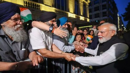 PM Modi Paris: पंतप्रधान मोदींचे अनिवासी भारतीयांनी केले स्वागत; राष्ट्राध्यक्ष मॅक्रॉन यांच्यासोबत विवाटेक 2026 मध्ये होणार सहभाग