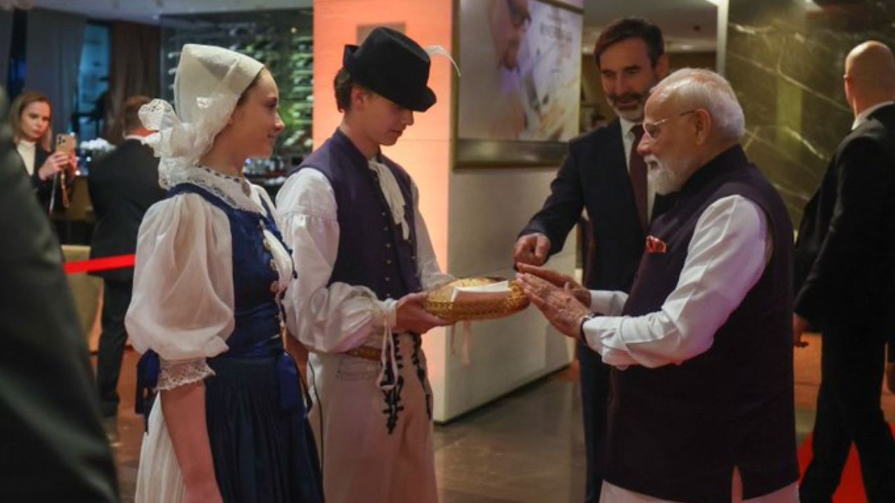 India-Slovakia Ties: ‘फुले नाहीत, ना हार’ स्लोव्हाकियामध्ये PM मोदींचे ‘ब्रेड आणि मीठ’ देऊन स्वागत; जाणून घ्या यामागील रंजक कारण