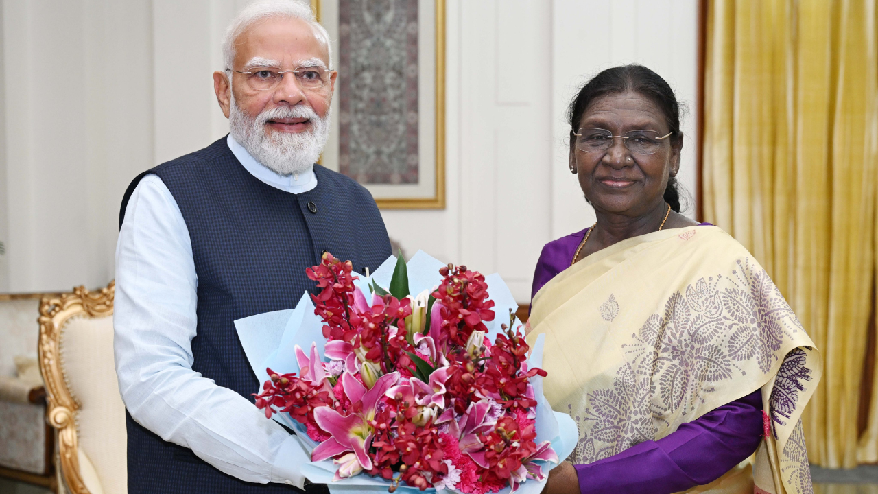 PM मोदी आणि राष्ट्रपती द्रौपदी मुर्मू यांची भेट, लवकर होणार कॅबिनेटमध्ये फरबदल? हालचालींना वेग