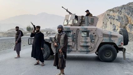Pak-Afghan War : कराची हल्ल्यानंतर पाकिस्तानचा पलटवार; अफगाण सीमेवर मध्यरात्री मोठी लष्करी कारवाई, २० हून अधिक ठार