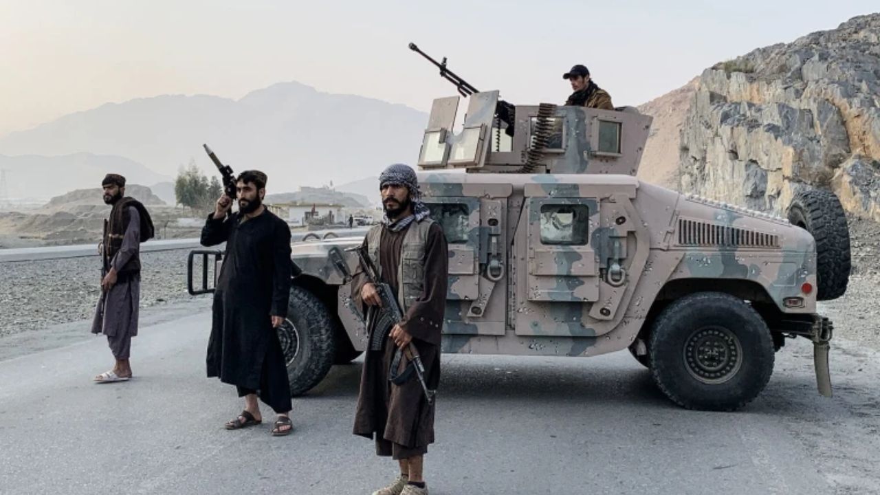 Pak-Afghan War : कराची हल्ल्यानंतर पाकिस्तानचा पलटवार; अफगाण सीमेवर मध्यरात्री मोठी लष्करी कारवाई, २० हून अधिक ठार
