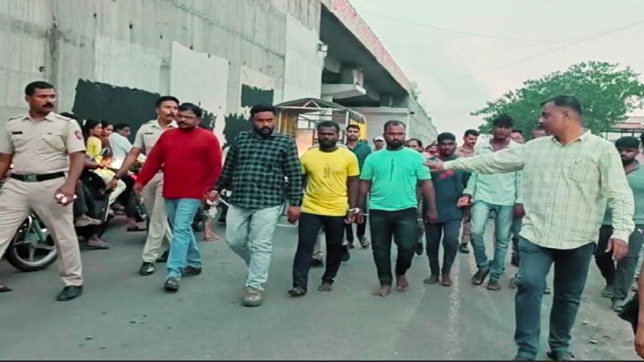 पाटस पोलिस ॲक्शन मोडवर; गोळीबार प्रकरणातील आरोपींची काढली धिंड