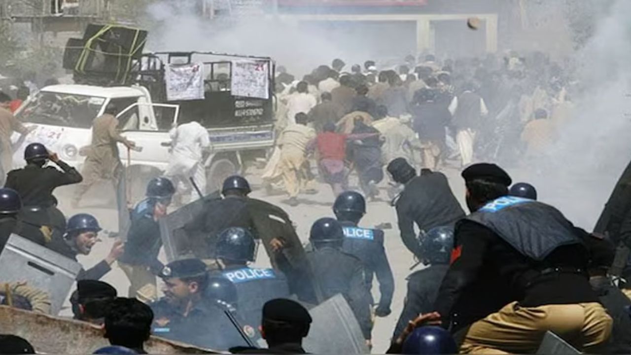 PoK Burning: पाकव्याप्त काश्मीरमध्ये 70 हजार आंदोलक रस्त्यावर; 20 हजार सैनिकांचा वेढा, अन्न आणि इंटरनेटही केले बंद
