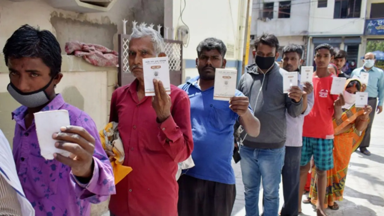Ration Card : रेशन कार्डधारकांसाठी मोठा दिलासा! आता 35 किलोऐवजी प्रति व्यक्ती 7 किलो मोफत धान्य देण्याचा सरकारचा विचार