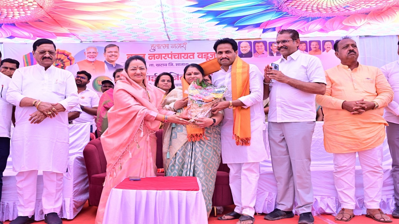 वडूज नगरपंचायतीच्या नगराध्यक्षपदी रेखा अनिल माळी यांची बिनविरोध निवड; प्रांत अधिकाऱ्यांच्या हस्ते देण्यात आलं निवडीचं पत्र
