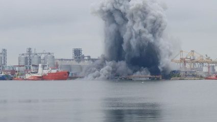Russia Ukraine War: पुतिन यांनी चर्चेचा प्रस्ताव फेटाळताच युक्रेनचा थरकाप उडवणारा प्रहार; अझोव समुद्रात रशियाची 5 जहाजे उडवली