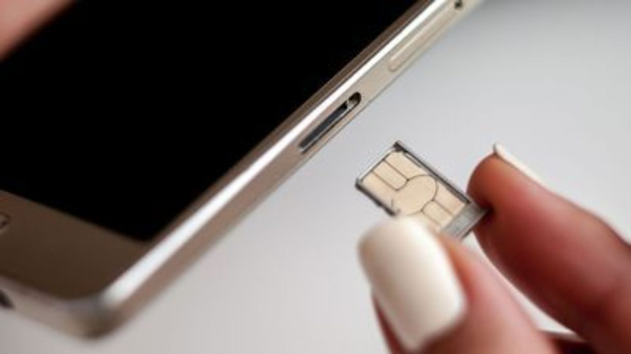 SIM Swap Scam: फोनमधून अचानक गायब झालं नेटवर्क! सॉफ्टवेअरमधील त्रुटी की सिम हॅकिंगचा संकेत? असं राहा सुरक्षित