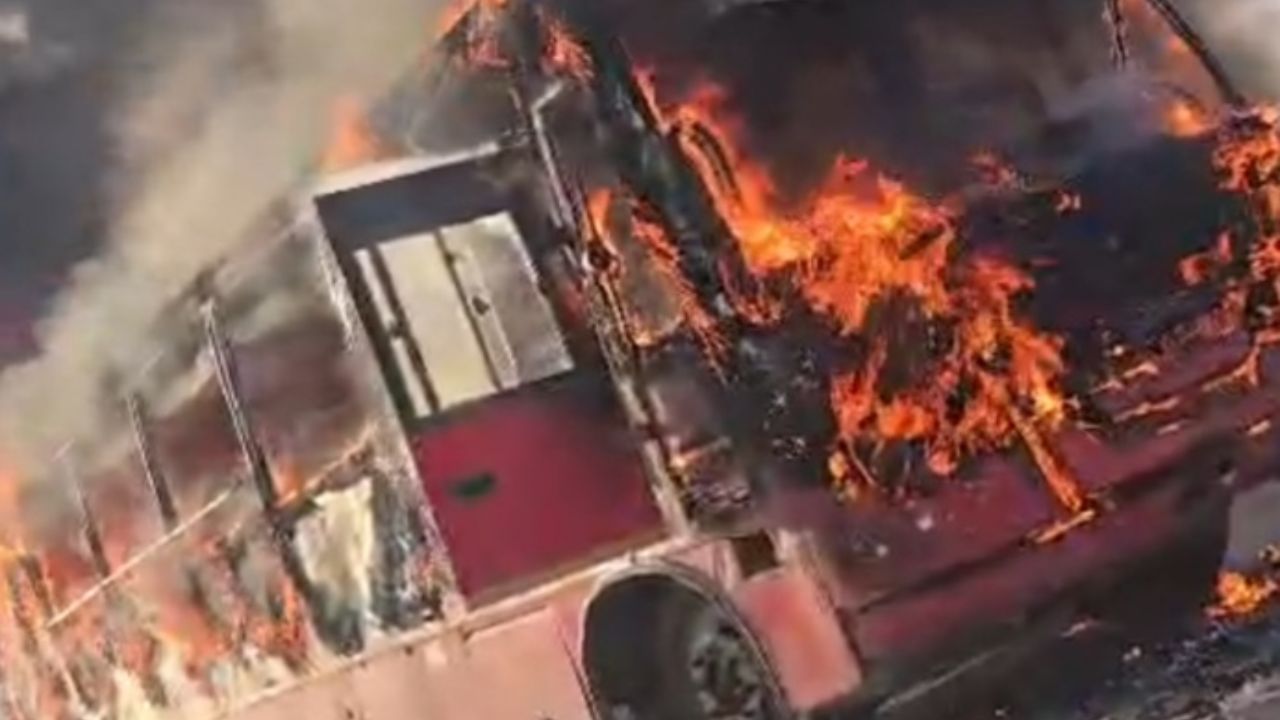 ST Bus Fire : नीरा-बारामती मार्गावर एसटी बसला भीषण आग; चालकाच्या प्रसंगावधानामुळे मोठी दुर्घटना टळली