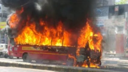राहूड घाटात बर्निंग एसटी बसचा थरार; काही क्षणातच बस जळून खाक, बसमधील 52 प्रवासी…