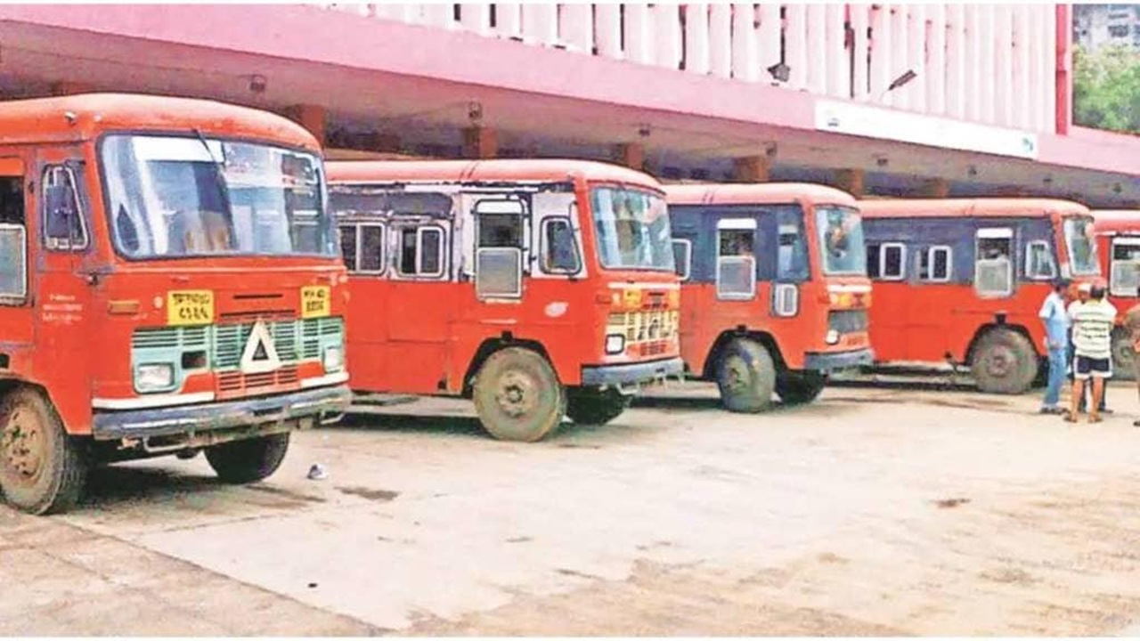 ST workers protest : एसटी सेवा ठप्प होणार? प्रलंबित मागण्यांसाठी संयुक्त कृती समितीकडून बेमुदत आंदोलनाची घोषणा