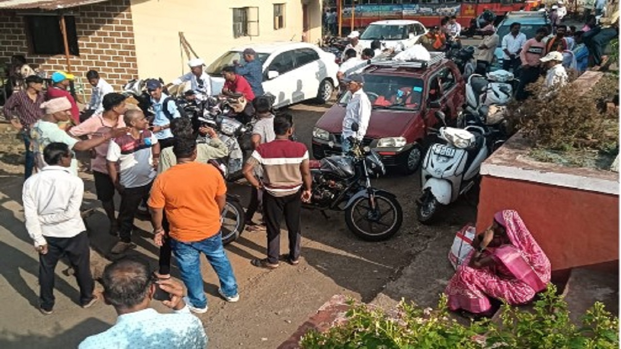 मालतपूरमध्ये संतापाचा उद्रेक; डंपर अपघातानंतर रास्ता रोको, प्रशासनाविरोधात जनआक्रोश