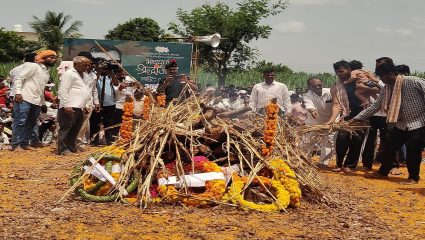 ‘अर्जुन जाधव अमर रहे…’च्या घोषणांनी जवान जाधव यांना अखेरचा निरोप; शहापूरला शासकीय इतमामात अंत्यसंस्कार