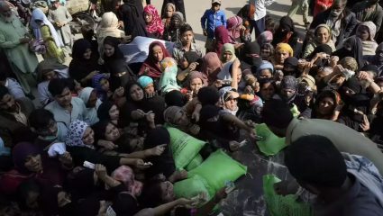 Pakistan: पाकिस्तानात पुन्हा अन्नाची आणीबाणी? गव्हाच्या सरकारी खरेदीत मोठा घोळ; 140 रुपये किलोने पीठ खरेदी करण्यास जनता मजबूर