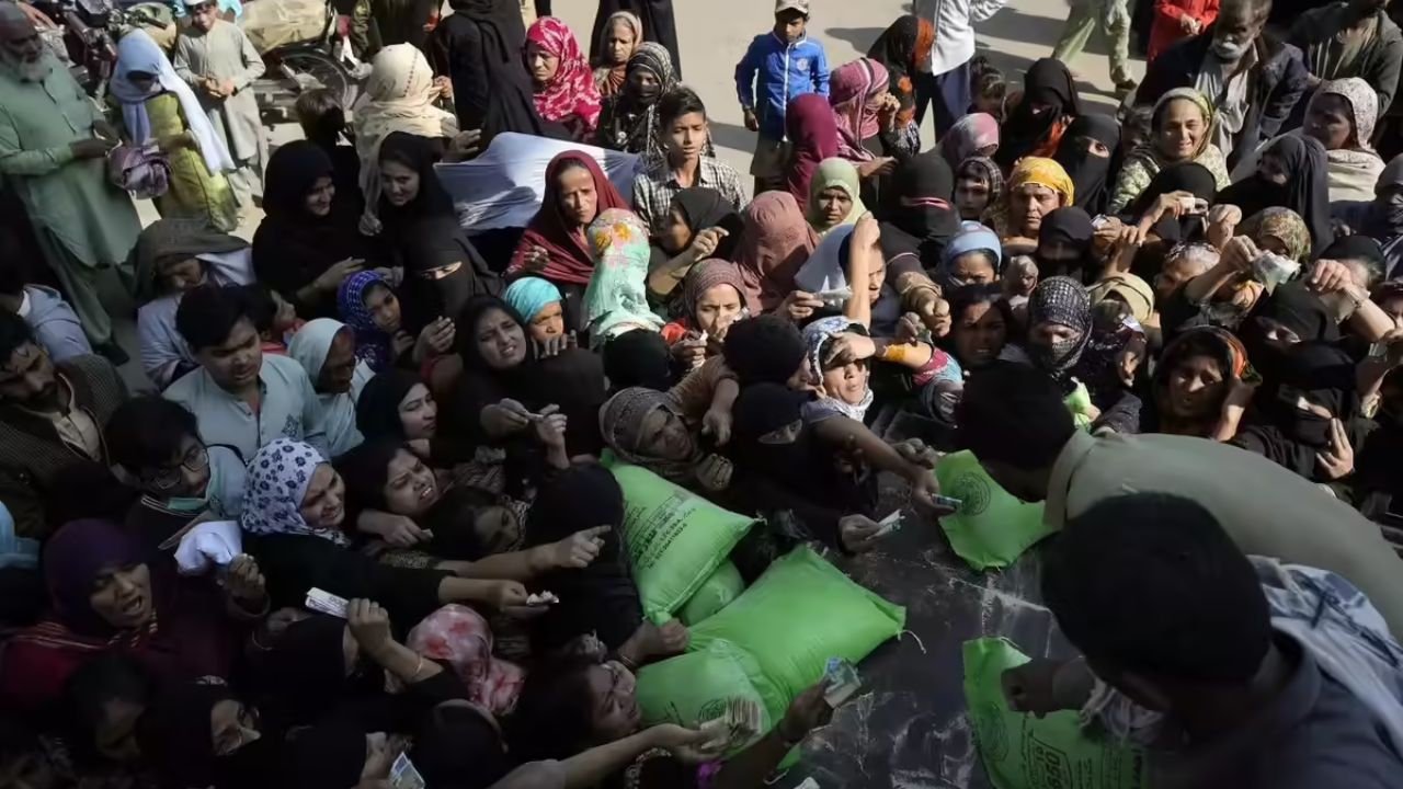 Pakistan: पाकिस्तानात पुन्हा अन्नाची आणीबाणी? गव्हाच्या सरकारी खरेदीत मोठा घोळ; 140 रुपये किलोने पीठ खरेदी करण्यास जनता मजबूर
