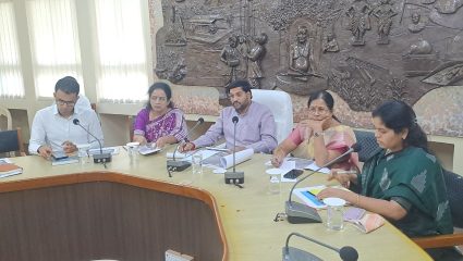 Solapur Municipal Corporation : पावसाळ्यापूर्वी सोलापूर मनपा अलर्ट; 74 नाल्यांसह नाला सफाई मोहिमेचा महापौरांनी घेतला आढावा