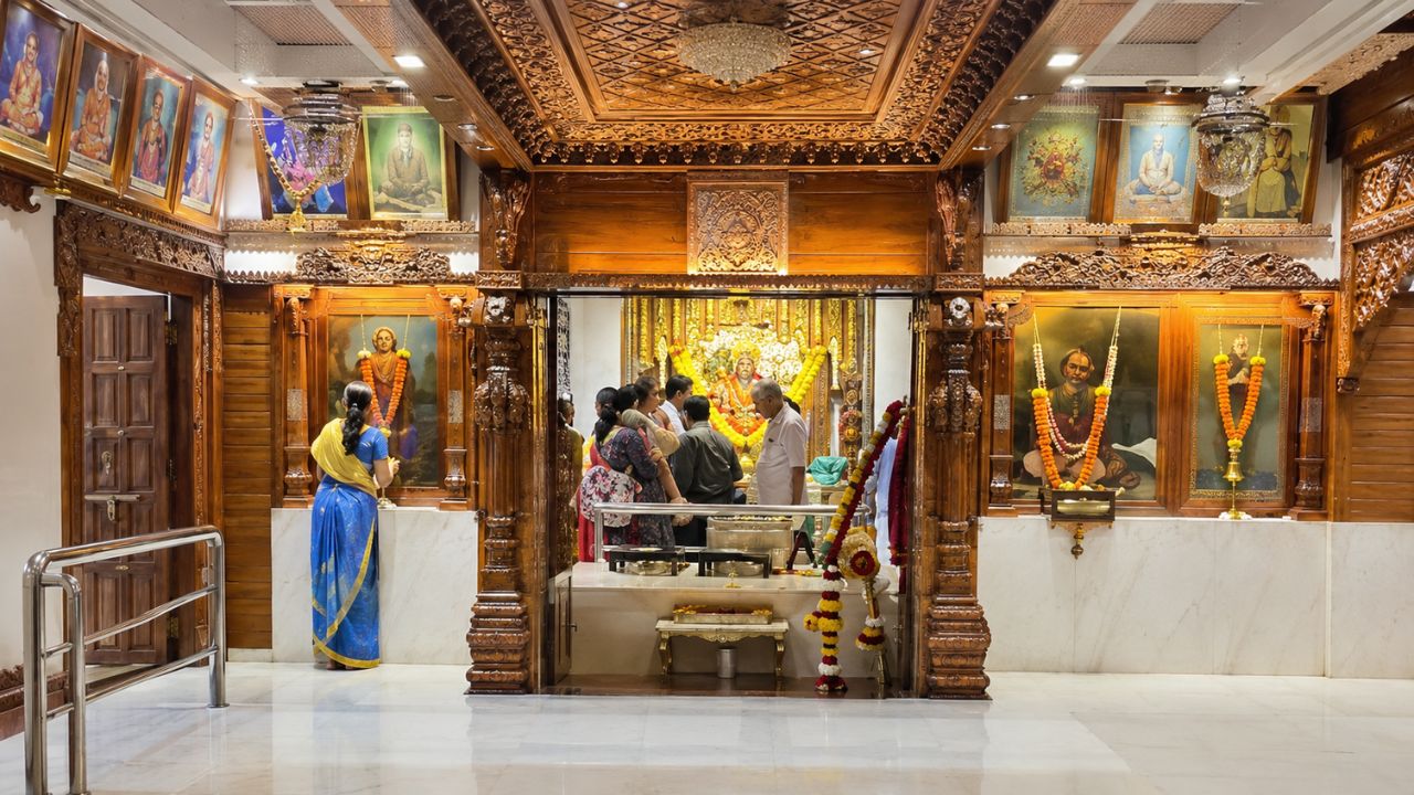 स्वामी भक्तांचे श्रद्धास्थान असलेला १०० वर्षांहून जुना स्वामी समर्थ मठ, जाणून घेऊया या मठाचा इतिहास