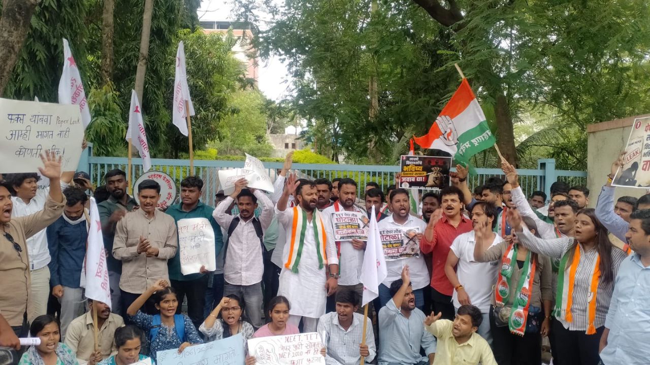 ‘शिक्षणमंत्री राजीनामा द्या, अध्यक्ष राजीनामा द्या’! ‘टीईटी’ पेपरफुटीच्या निषेधार्थ विविध विद्यार्थी संघटनांचे जोरदार आंदोलन