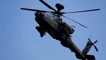 US Helicopter Crash : मध्यपूर्वेत पुन्हा खळबळ! होर्मुझजवळ अमेरिकन लष्कराचे हेलिकॉप्टर दुर्घटनाग्रस्त; थोडक्यात बचावले वैमानिक