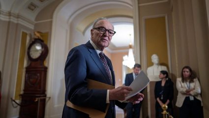 US Politics : ट्रम्प यांच्याच पक्षातील खासदार फुटले? सिनेटमध्ये इराण युद्धविरोधी ठराव मंजूर