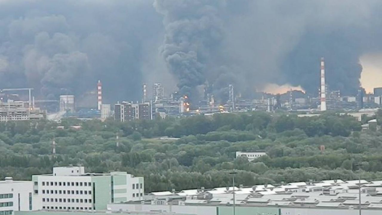 Russia Ukraine War : युक्रेनचा रशियावर सर्वात मोठा ड्रोन हल्ला; तेल रिफायनरीला लक्ष्य, झेलेन्स्कींचे पुतिन यांना थेट आव्हान