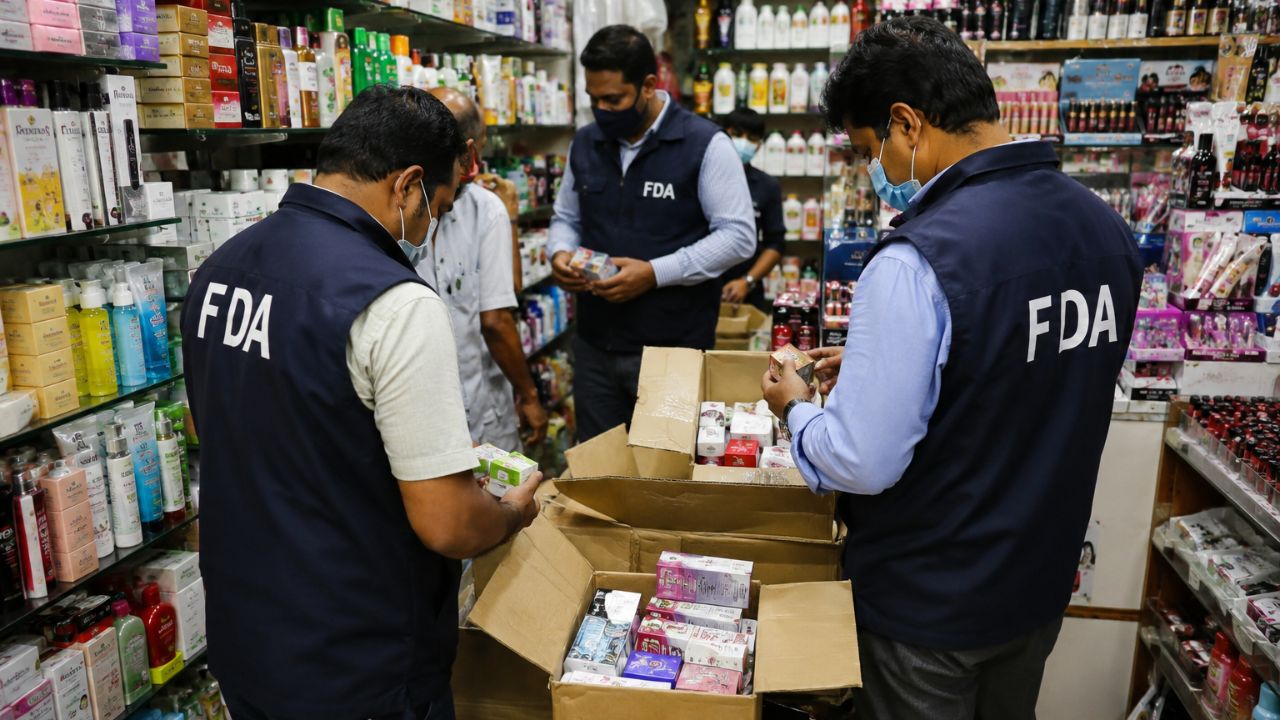 क्रॉफर्ड मार्केटमध्ये एफडीएची कारवाई! दिशाभूल करणाऱ्या सौंदर्य प्रसाधनांचा साठ जप्त; कांदिवलीतही टाकली धाड