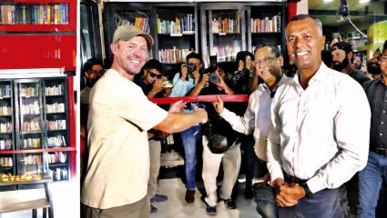 चर्चगेटवर देशातील पहिले मोफत स्टेशन पुस्तकालय! प्रवासातच वाचनाची संधी; एबी डीव्हिलियर्स यांच्या हस्ते ‘लायब्ररी जंक्शन’चे उद्घाटन