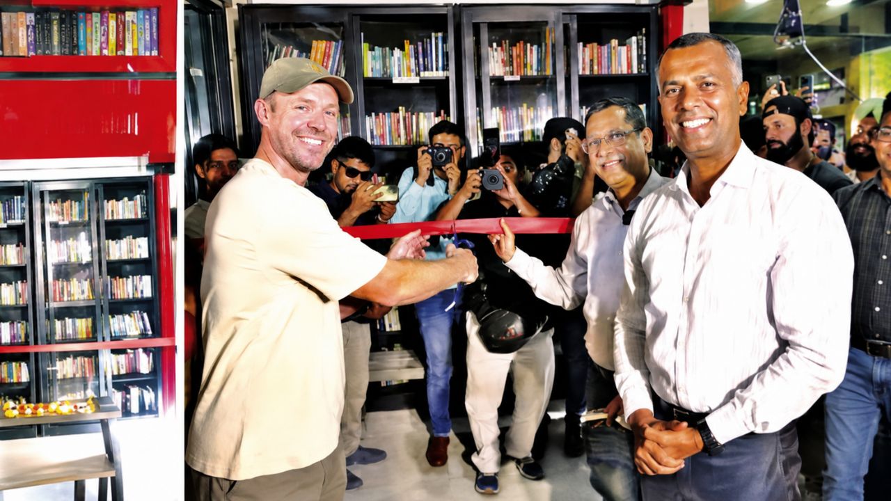 चर्चगेटवर देशातील पहिले मोफत स्टेशन पुस्तकालय! प्रवासातच वाचनाची संधी; एबी डीव्हिलियर्स यांच्या हस्ते ‘लायब्ररी जंक्शन’चे उद्घाटन
