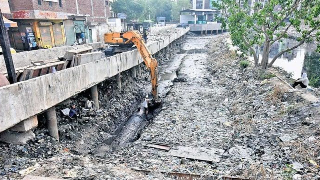 Mumbai News: नाले स्वच्छतेसाठी १५ कोटी रुपये! प्रस्तावाला स्थायी समितीची मंजुरी; यंत्र देखभालीसाठी कंत्राट का?