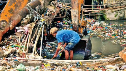 Mumbai News: नालेसफाई अपूर्णच; मद्यपींना जुंपले? पालिकेच्या एस विभागातील काही ठिकाणी दारुड्यांच्या भरवशावर