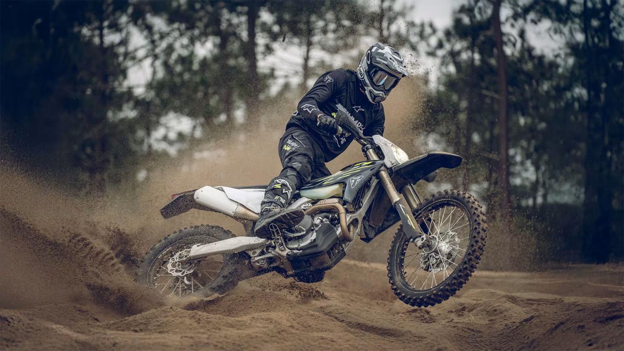 Bike Riding Accessories: बाईक रायडिंग साठी प्रोफेशनल बाईक रायडरला कोणकोणत्या सुरक्षा साधनांची गरज भासते?