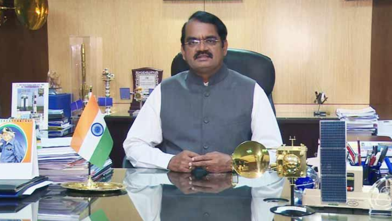 Mylswamy Annadurai-मायलस्वामी अण्णादुराई हे प्रामुख्याने अवकाश वैज्ञानिक म्हणून प्रसिद्ध असले तरी ऊर्जा व्यवस्थापन, बॅटरी तंत्रज्ञान आणि स्मार्ट प्रणालींवरील त्यांच्या विचारांचा प्रभाव आधुनिक इलेक्ट्रिक वाहन क्षेत्रावरही पडला आहे. तंत्रज्ञानातील नवकल्पनांमुळे त्यांनी भारतीय अभियंत्यांना जागतिक स्तरावर प्रेरणा दिली आहे.