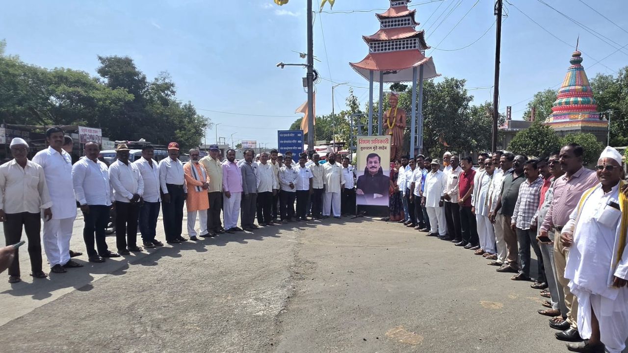 Tukaram Mundhe Transfer:  तुकाराम मुंडेंच्या प्रतिमेला थेट दुग्धाभिषेक! बदली न करण्यासाठी मंगळवेढ्यातील जनता रस्त्यावर