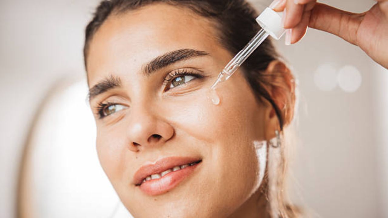Skin Care Tips: कायमच महागड्या क्रीम वापरता? मग ‘या’ पद्धतीने करा संत्र्याच्या सालीचा वापर, चेहऱ्यावर येईल जादुई चमक
