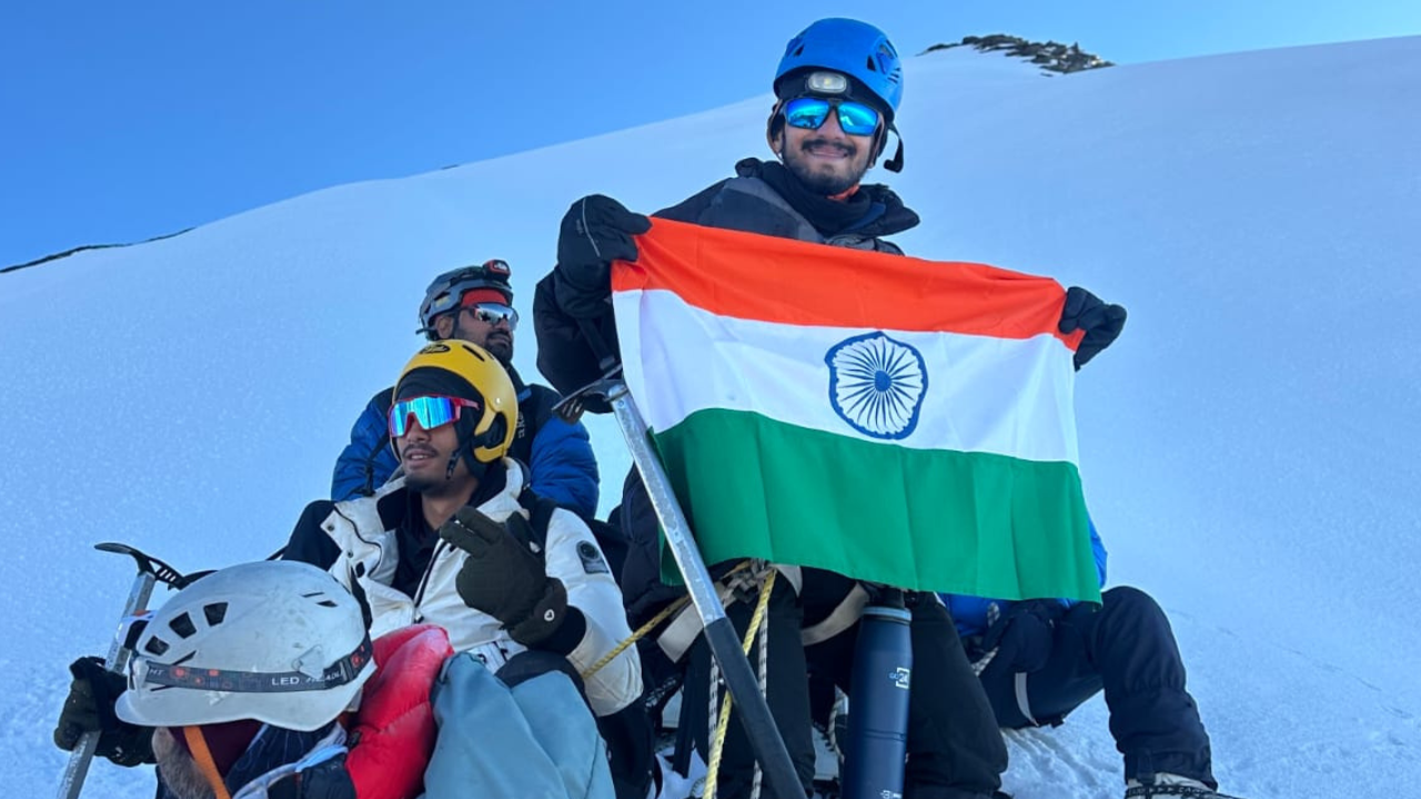 नवी मुंबईच्या पठ्ठ्याची हिमाचलमध्ये उत्तुंग भरारी; आव्हानात्मक ‘फ्रेंडशिप पीक’वर फडकवला तिरंगा!