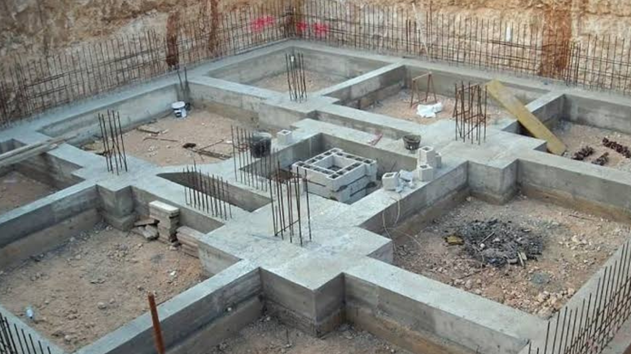 घराचा पाया ठरवताना मातीची चाचणी का महत्त्वाची? वेगवेगळ्या मातीनुसार फाउंडेशनची खोली आणि खोदकामाचे नियम; आत्ताच समजून घ्या