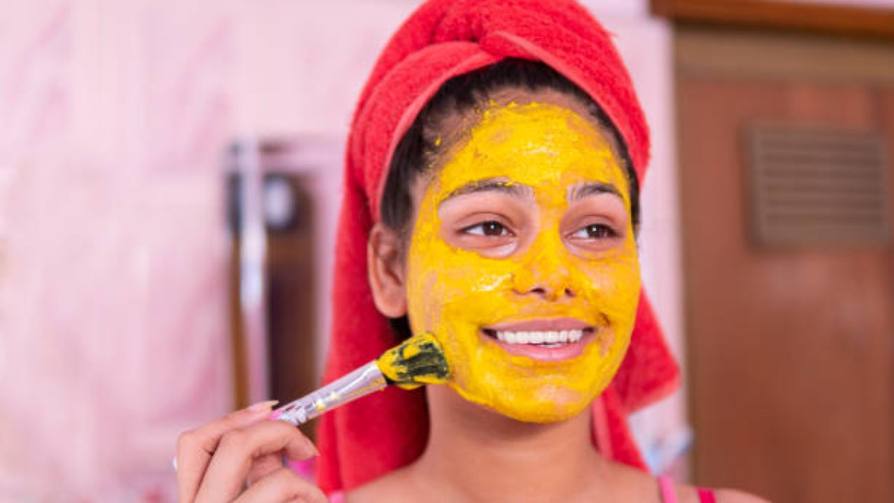Skin Care Tips: पिंपल्स आणि कोरड्या त्वचेवर ‘या’ पद्धतीने लावा बेसन, टॅनिंगच्या समस्येपासून मिळेल कायमची सुटका