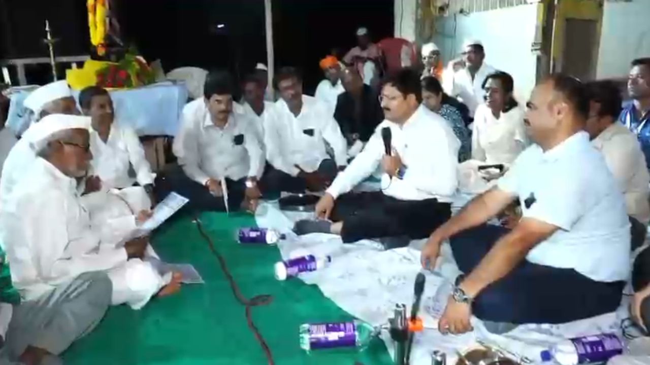 जिल्हाधिकारी संतोष पाटील थेट दुर्गम गावात मुक्कामाला! वाईच्या उळुंब गावी भरला ‘लोकदरबार’; VIP संस्कृतीला फाटा देत पत्रावळीवर जेवण