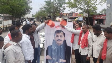 ‘मुंढे साखर आयुक्त झाल्यास कारखानदार सरळ होतील’, तुकाराम मुंढेंच्या समर्थनार्थ पंढरपुरात दूध अभिषेक; शेतकऱ्यांचा मोठा दावा