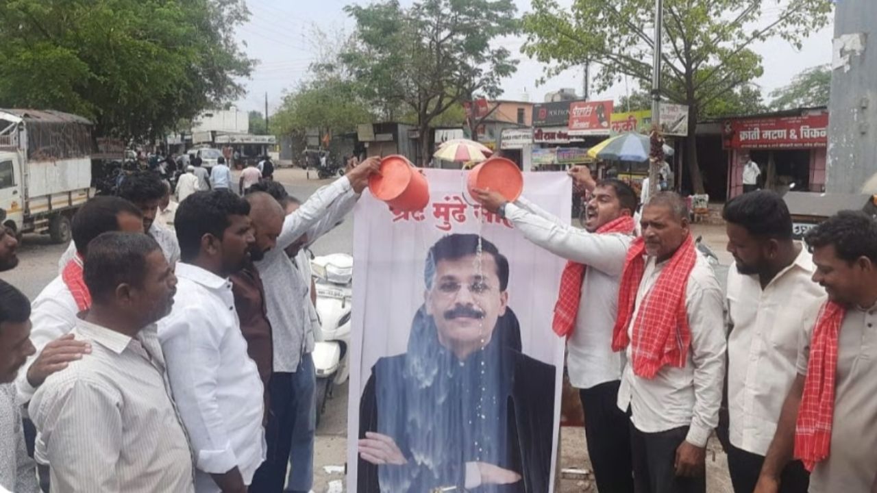 ‘मुंढे साखर आयुक्त झाल्यास कारखानदार सरळ होतील’, तुकाराम मुंढेंच्या समर्थनार्थ पंढरपुरात दूध अभिषेक; शेतकऱ्यांचा मोठा दावा