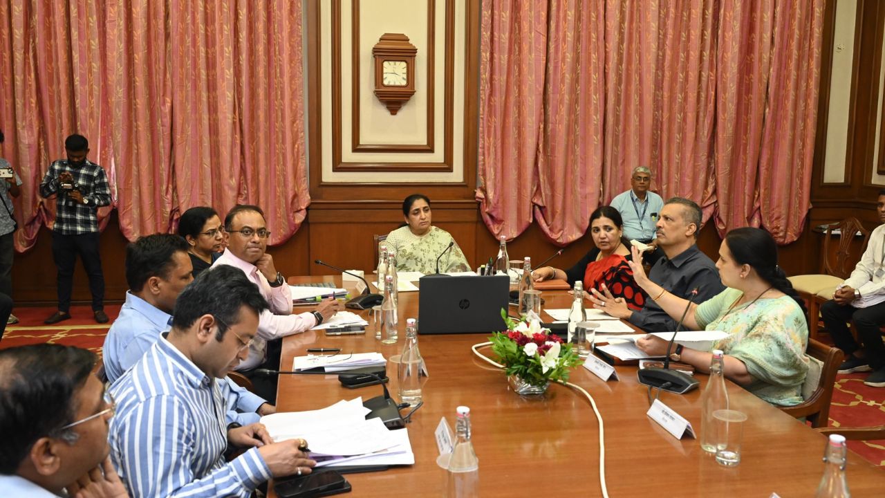 राज्यातील क्रीडांगणांवर आता CCTV, चेंजिंग रूम आणि स्वच्छतागृहे अनिवार्य; उपमुख्यमंत्री सुनेत्रा पवार यांचा मोठा निर्णय