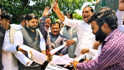 Farmer Protest: सरकारची कर्जमाफी म्हणजे डोळ्यात धूळफेक… शेतकरी संघटना आक्रमक, शासन निर्णयाची केली होळी