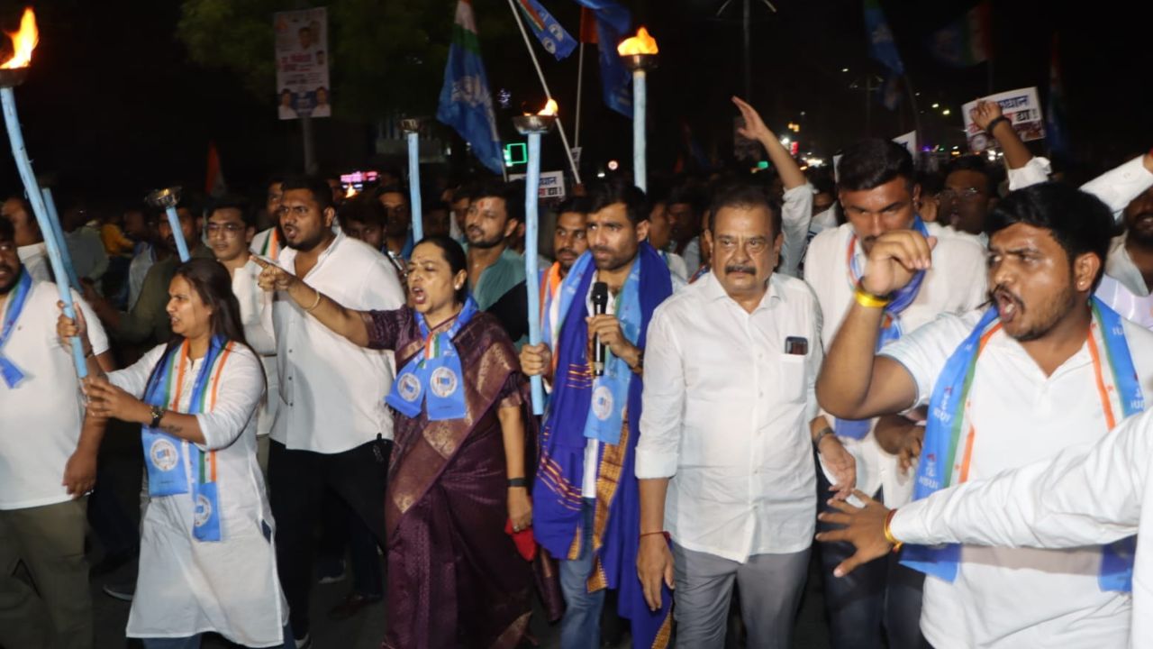 अमरावतीमध्ये एनएसयुआयचा पेपरफुटी निषेधार्थ मशाल मोर्चा, मोदी सरकारने लाखो विद्यार्थ्यांच्या भविष्याशी खेळ केला : यशोमती ठाकूर