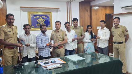 Baramati Police: बारामती तालुका पोलिसांची गरुड झेप! ६ महिन्यांत शोधले २२ महागडे मोबाईल; ४ लाखांचा मुद्देमाल मूळ मालकांना सुपूर्द