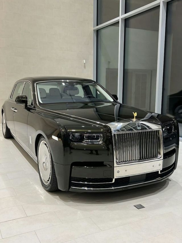जगातील आलिशान गाडी Rolls-Royce ची सर्व्हिस आणि लाखोंचा खर्च!