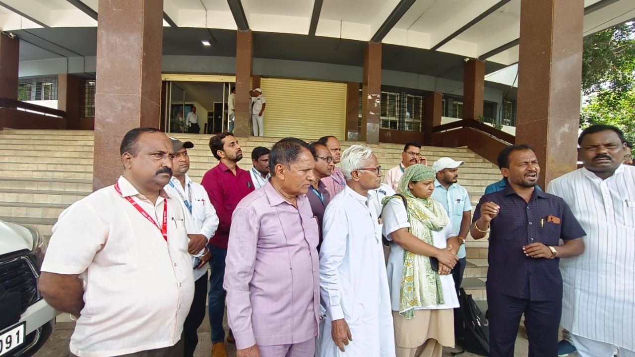 Solapur News: मनपा क्षयरोग विभागात खळबळ! डॉ. हराळकर यांच्यावर कारवाईची मागणी; कर्मचारी संघटनांचा कामबंदचा इशारा