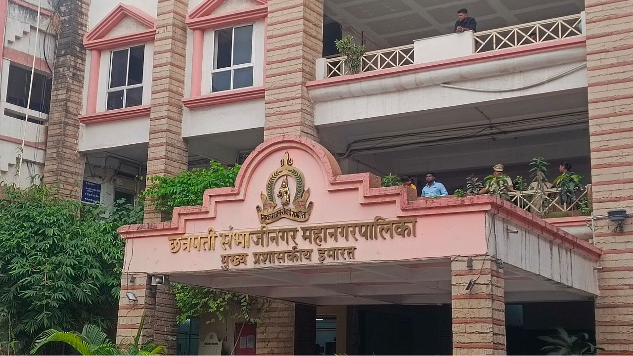 कामचुकार कंत्राटी कर्मचाऱ्यांची गय नाही, २ महिन्यांत थेट हकालपट्टी! छ. संभाजीनगर मनपा आयुक्तांचा कडक इशारा