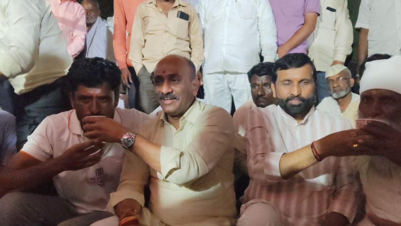 सोमवारी शेतकऱ्यांच्या खात्यात ऊस बिल, ‘गोकुळ’विरोधातील १८ दिवसांचे आंदोलन स्थगित; ‘या’ तारखेपर्यंत खात्यात पैसे जमा होणार