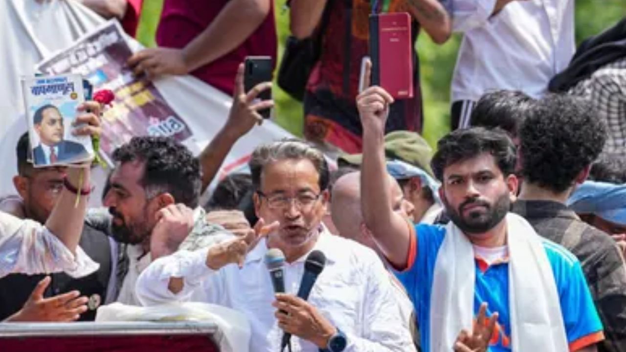 Pune: कॉक्रोचेसच्या ५ मोठ्या मागण्या; छ. शिवाजी महाराजांच्या साम्राज्याचा नकाशा NCERT च्या पुस्तकात समाविष्ट करा