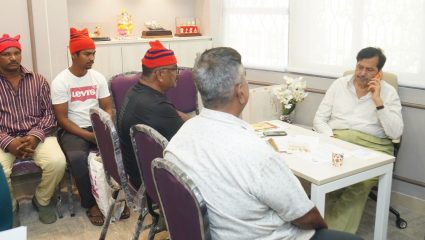 मुंबई आधी कोळी बांधवांचीच; गिरगाव चौपाटीवरील बोटी हटवण्याच्या कारवाईला मंत्री मंगल प्रभात लोढांचा ब्रेक, प्रशासनाला कडक निर्देश